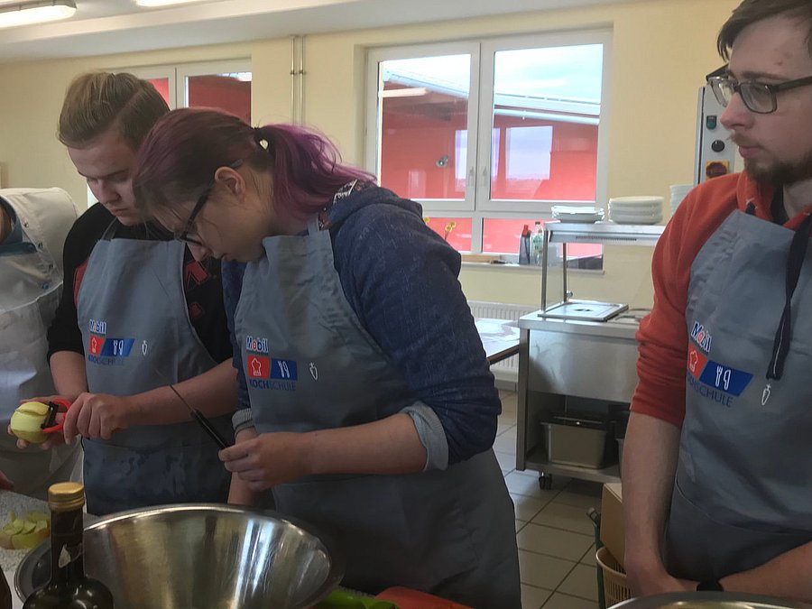Schüler*nnen kochen in Schulküche der Haidefeld-Schule.