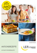Coverbild mit Schülerinnen mit Essenstablett in den Händen und Bild von Kürbis-Lasagne.