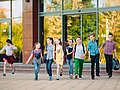 Fröhliche Gruppe von Kindern kommt aus der Schule.