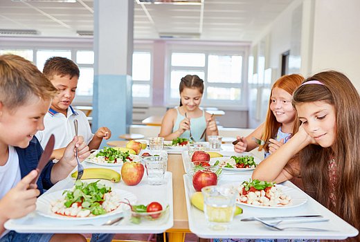 Kinder essen in der Schulmensa