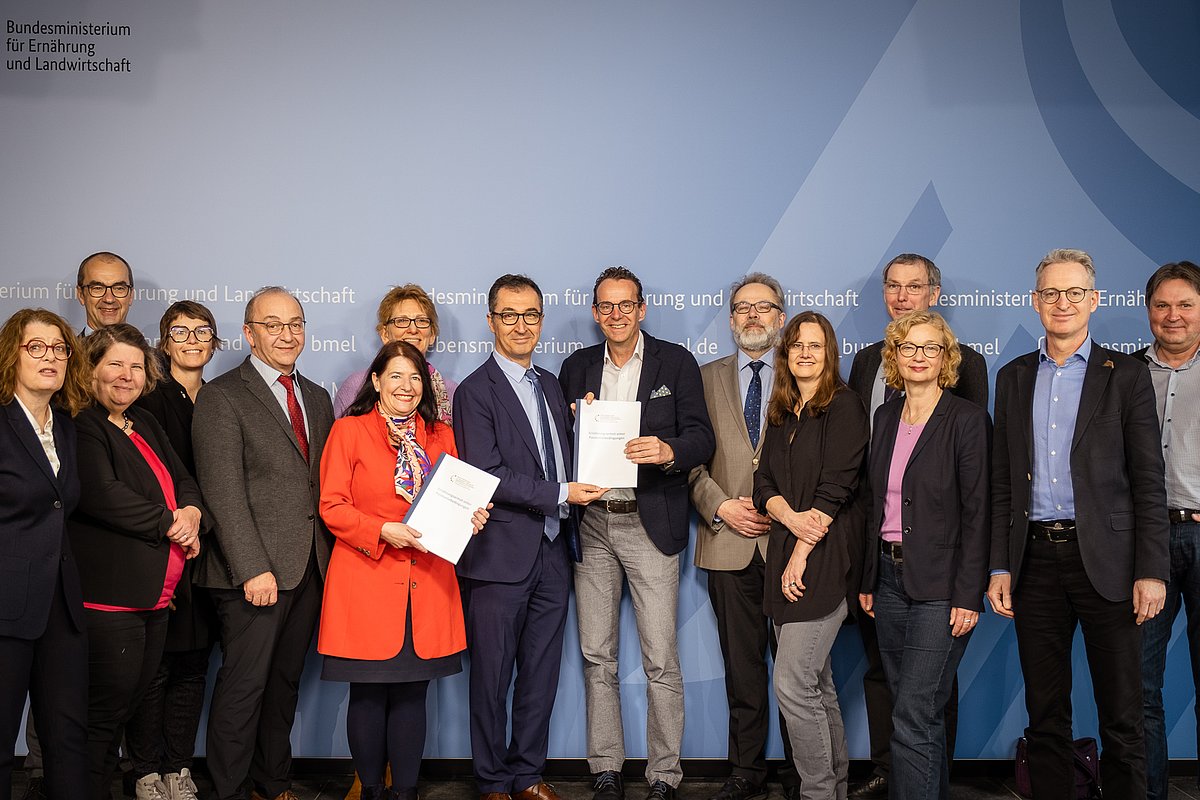 Wissenschaftlicher Beirat des Bundesernährungsministeriums übergibt Stellungnahme zur Ernährungsarmut in Deutschland unter Pandemiebedingungen an Bundesminister Cem Özdemir