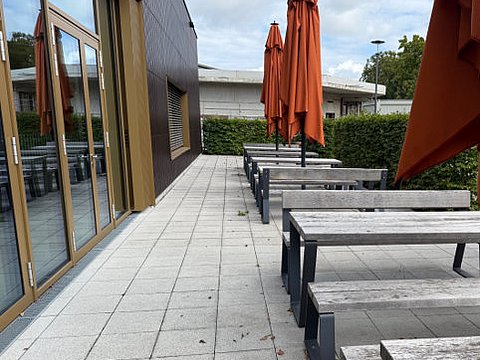 Außenbereich der neuen Mensa der Martini-Schule Freystadt.