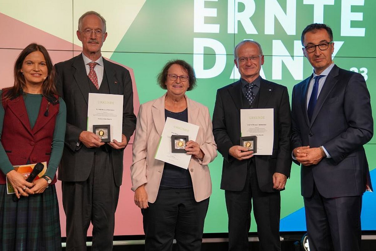 Mit der Professer Niklas-Medaille hat Bundesminister Cem Özdemir Prof. Ulrike Arens-Azevêdo, Prof. Dr. Thomas Mettenleiter und Dr. Felix Prinz zu Löwenstein beim diesjährigen politischen Erntedank in Berlin geehrt.