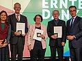 Mit der Professer Niklas-Medaille hat Bundesminister Cem Özdemir Prof. Ulrike Arens-Azevêdo, Prof. Dr. Thomas Mettenleiter und Dr. Felix Prinz zu Löwenstein beim diesjährigen politischen Erntedank in Berlin geehrt.