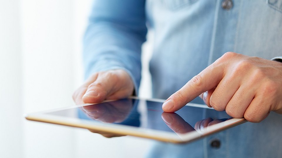 Lehrer arbeitet am Tablet