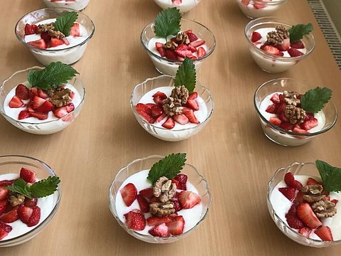 Schüler*nnen kochen in Schulküche der Haidefeld-Schule.