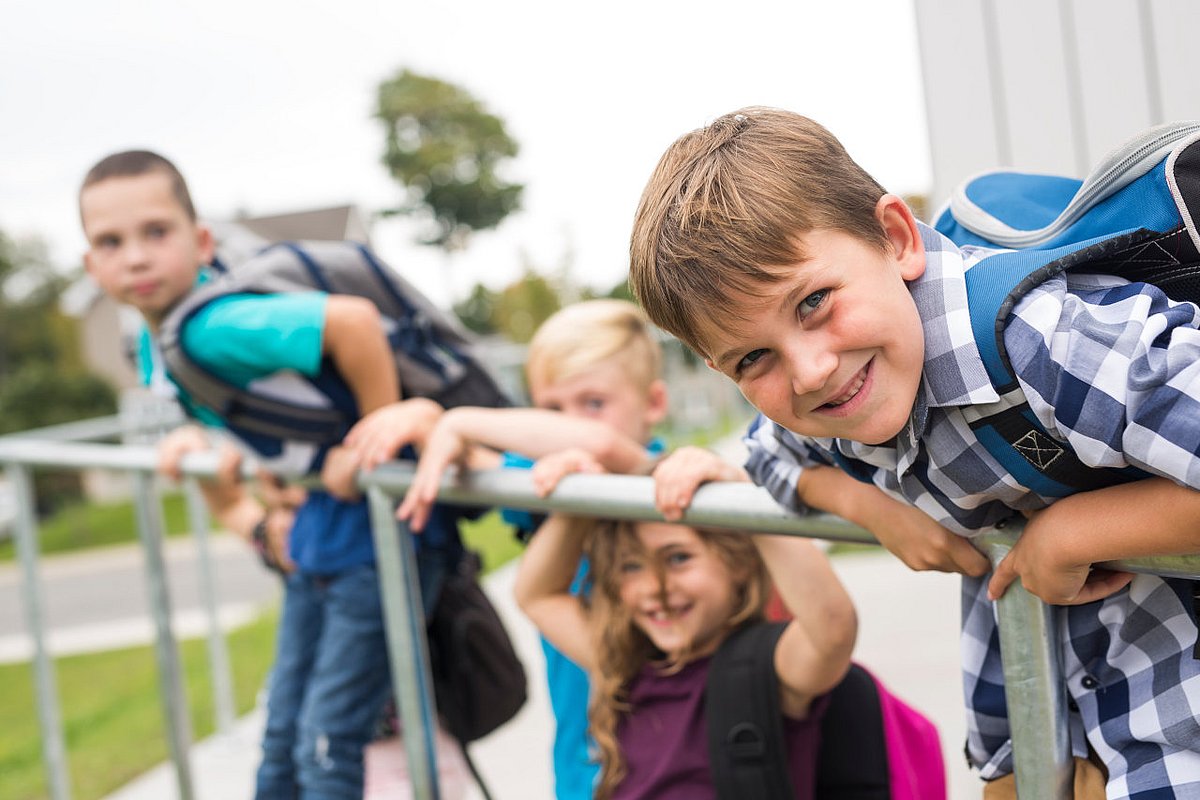 Grundschulkinder spielen auf dem Schulhof.  