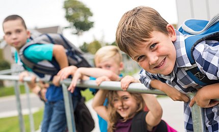 Grundschulkinder spielen auf dem Schulhof.  