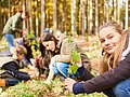 Mädchen pflanzt einen Baum-Setzling als Klimawandelbaum. 