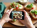 Eine Jugendliche fotografiert ihr Essen für soziale Medien.