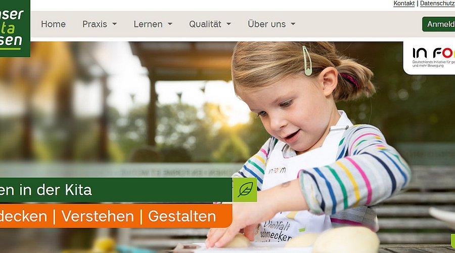 Qualitätsmanagement-Tool Unser Kitaessen: Kita-Mädchen mit Schürze schnippelt Gemüse.