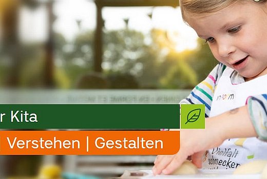 kleines Mädchen schneidet Kartoffel