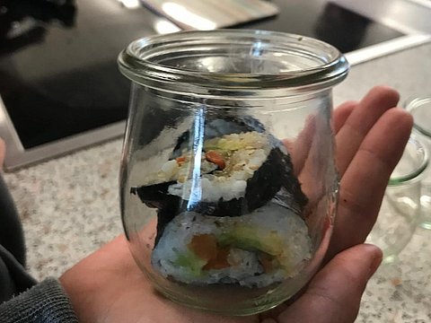 Schüler*nnen kochen in Schulküche der Haidefeld-Schule.