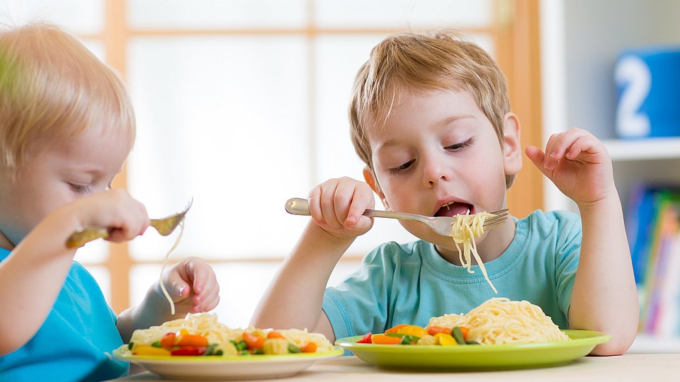 Zwei Kitakinder beim Essen 
