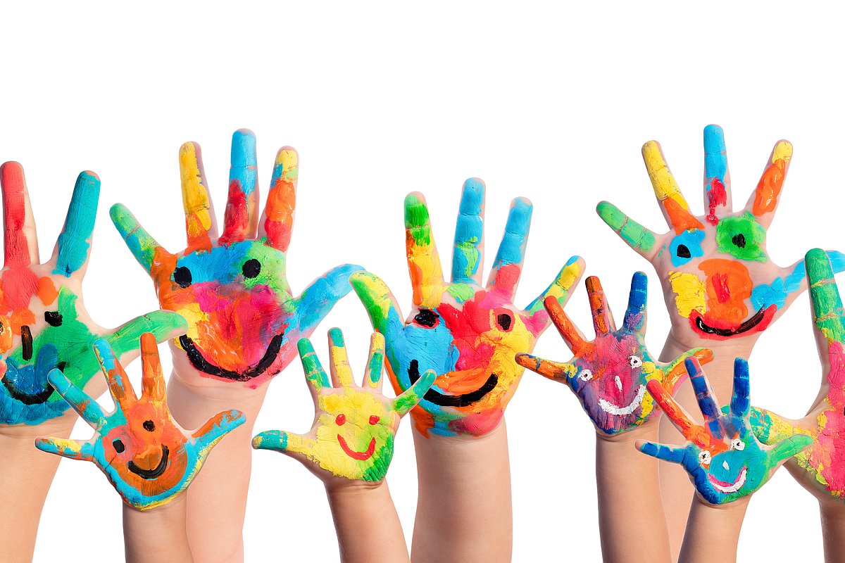 AdobeStock_Romolo-Ravani_115717709_Bunte Kinderhände Viele bunte Kinderhände, die sich in die Höhe strecken.