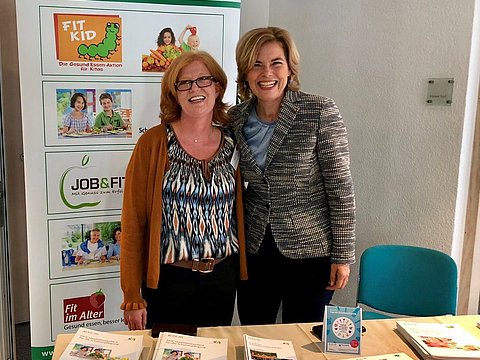 Bundesministerin Julia Klöckner und Sonja Fahmy von der Deutschen Gesellschaft für Ernährung 