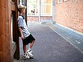Ein Junge steht auf dem Spielplatz der Grundschule.  