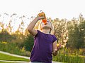 Schulkind trinkt Limonade aus einer Plastikflasche. 