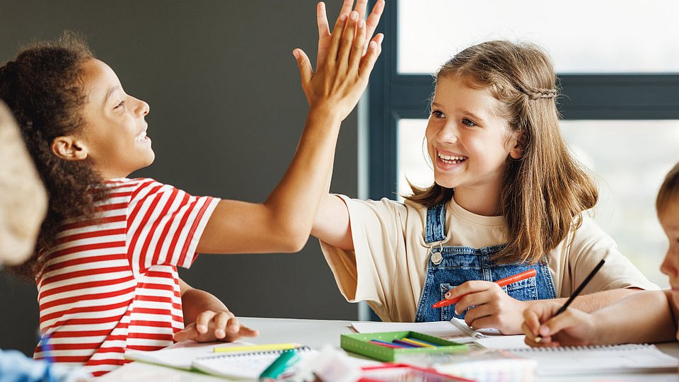 Schulkinder sitzen im Unterricht. 