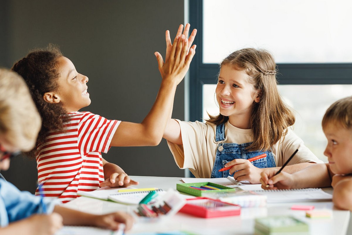 Schulkinder sitzen im Unterricht. 