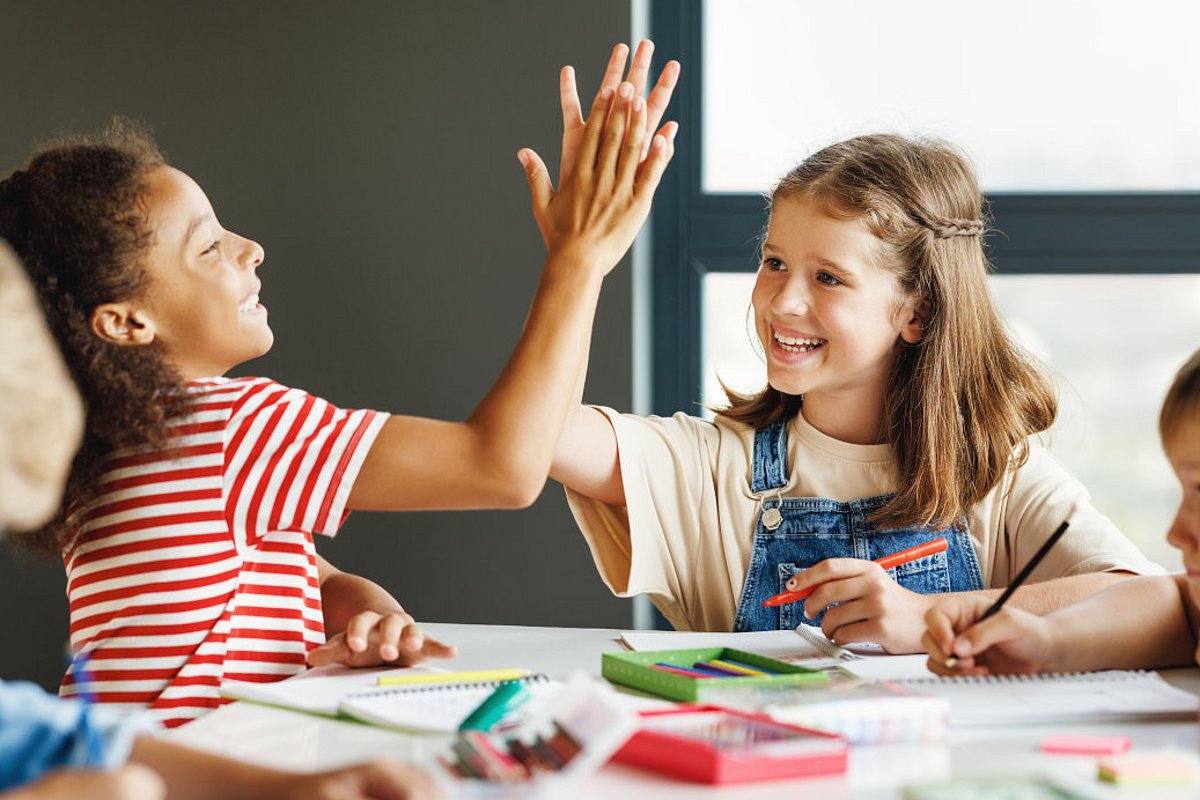 Schulkinder sitzen im Unterricht. 