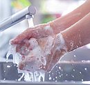 Händewaschen unter dem Wasserhahn