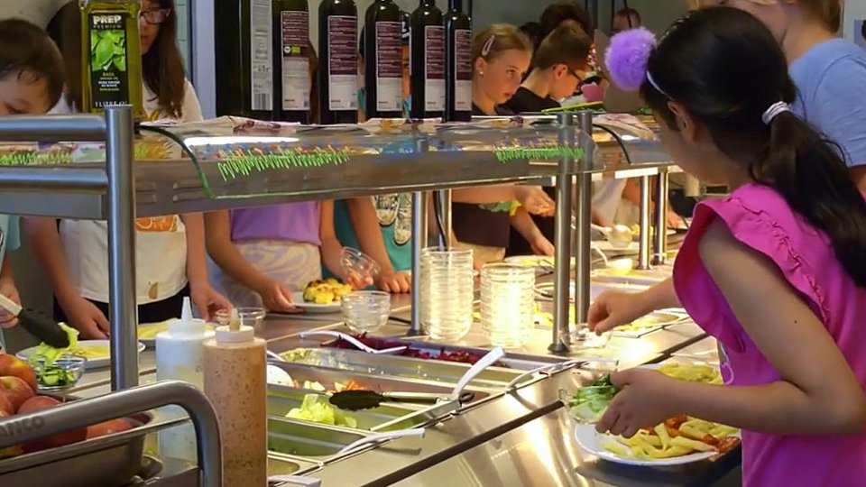 Kinder einer Hamburger Schule bedienen sich in der Mensa im Free Flow-System.  