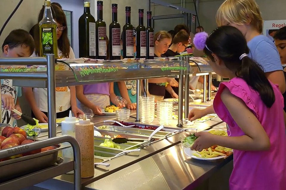 Kinder einer Hamburger Schule bedienen sich in der Mensa im Free Flow-System.  