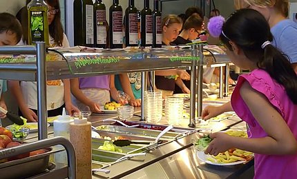 Kinder einer Hamburger Schule bedienen sich in der Mensa im Free Flow-System.  