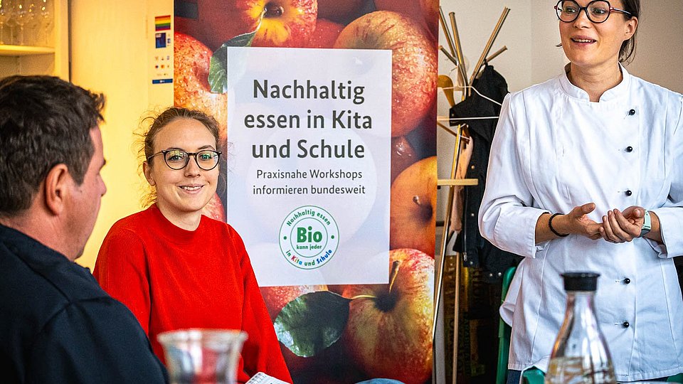 Workshop-Teilnehmende diskutieren bei Bio kann jeder