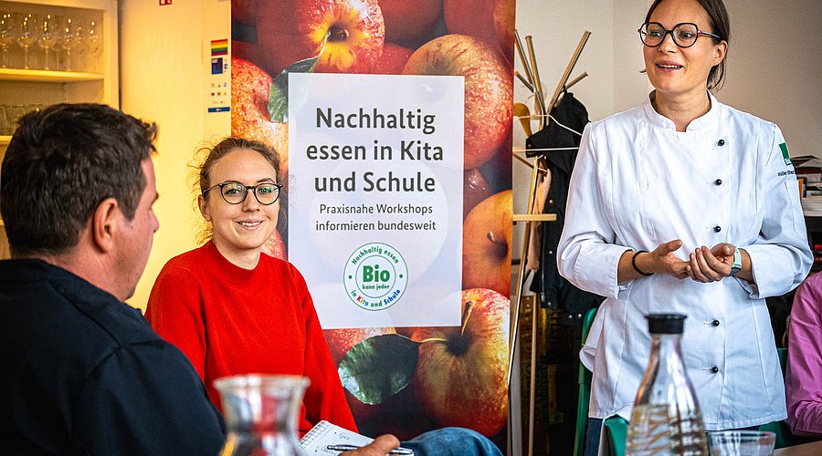 Workshop-Teilnehmende diskutieren bei Bio kann jeder