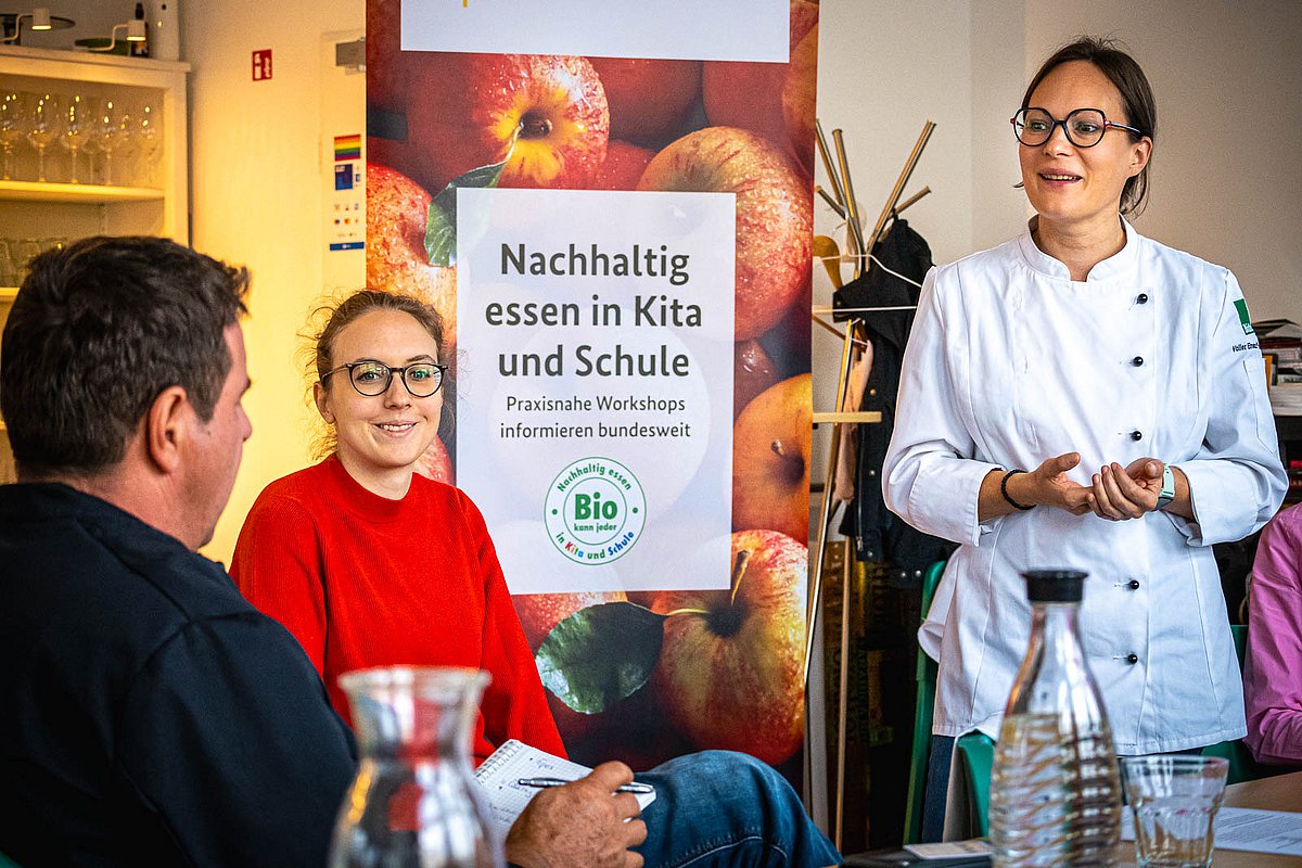 Workshop-Teilnehmende diskutieren bei Bio kann jeder