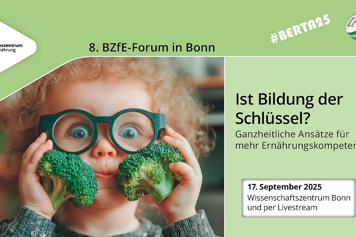 Kind mit grüner Brille hält sich zwei Brokkoli-Stücke vor das Gesicht. 