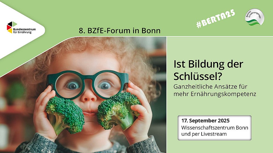 Kind mit grüner Brille hält sich zwei Brokkoli-Stücke vor das Gesicht. 