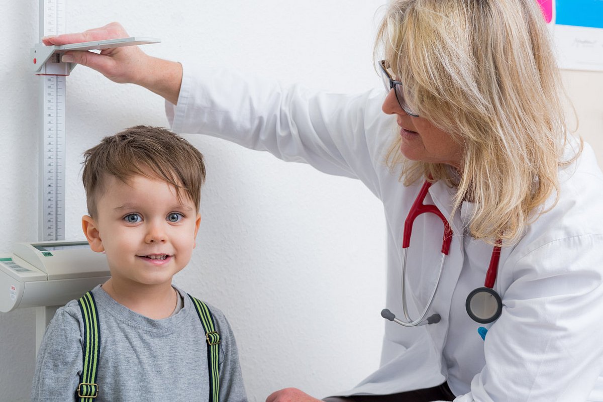 Eine Ärztin führt eine Schuleingangsuntersuchung bei einem Vorschulkind durch. 
