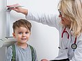 Eine Ärztin führt eine Schuleingangsuntersuchung bei einem Vorschulkind durch. 