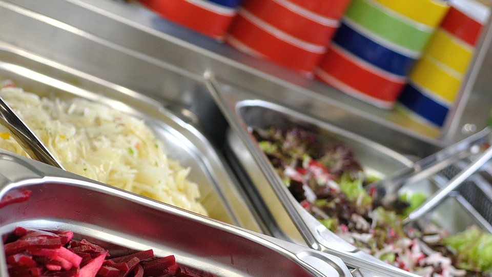 Vorbereitete Salate am Buffet