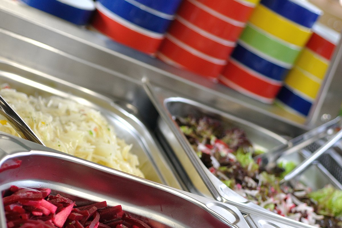 Vorbereitete Salate am Buffet