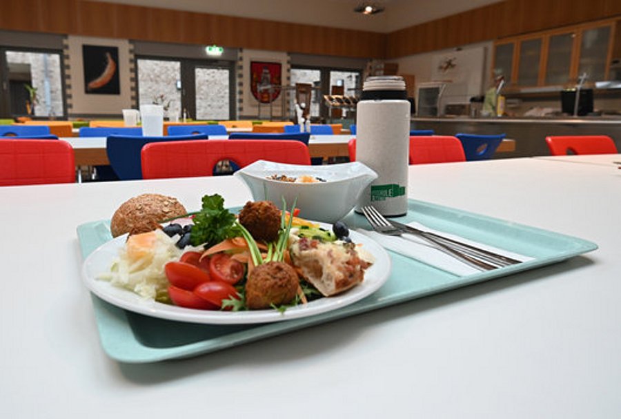 Mensa in der Oberschule Emstek: Partizipation und Ernährungsbildung ist in den schuleigenen Arbeitsplänen verankert. 