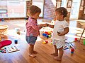 Zwei Kleinkinder, die miteinander spielen. 