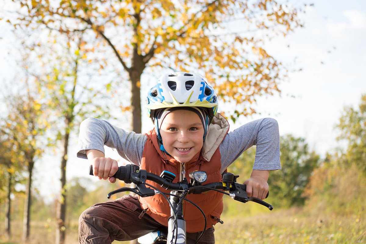 Eine Junge sitzt auf einem Fahrrad.
