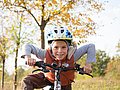 Eine Junge sitzt auf einem Fahrrad.