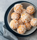 Schale mit Carrot-Cake-Energiebällchen