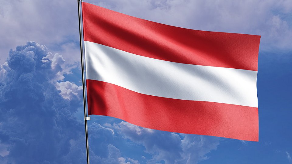 Die Flagge Österreichs an einem Fahnenmast.