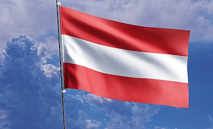 Die Flagge Österreichs an einem Fahnenmast.