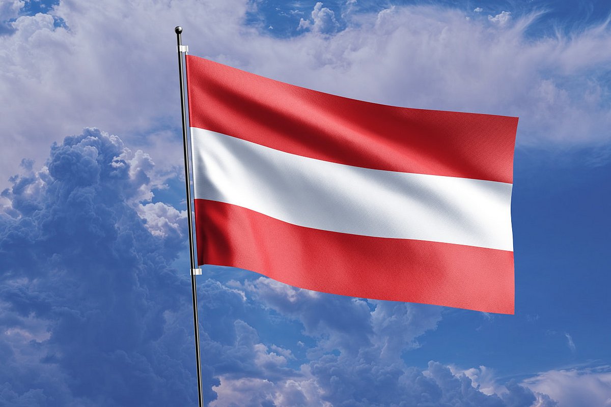 Die Flagge Österreichs an einem Fahnenmast.