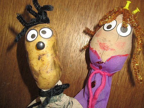 Von Kindern gebastelte Figuren aus Kartoffeln. 
