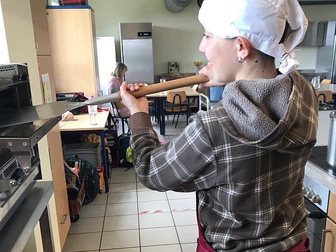 Schüler*nnen kochen in Schulküche der Haidefeld-Schule.