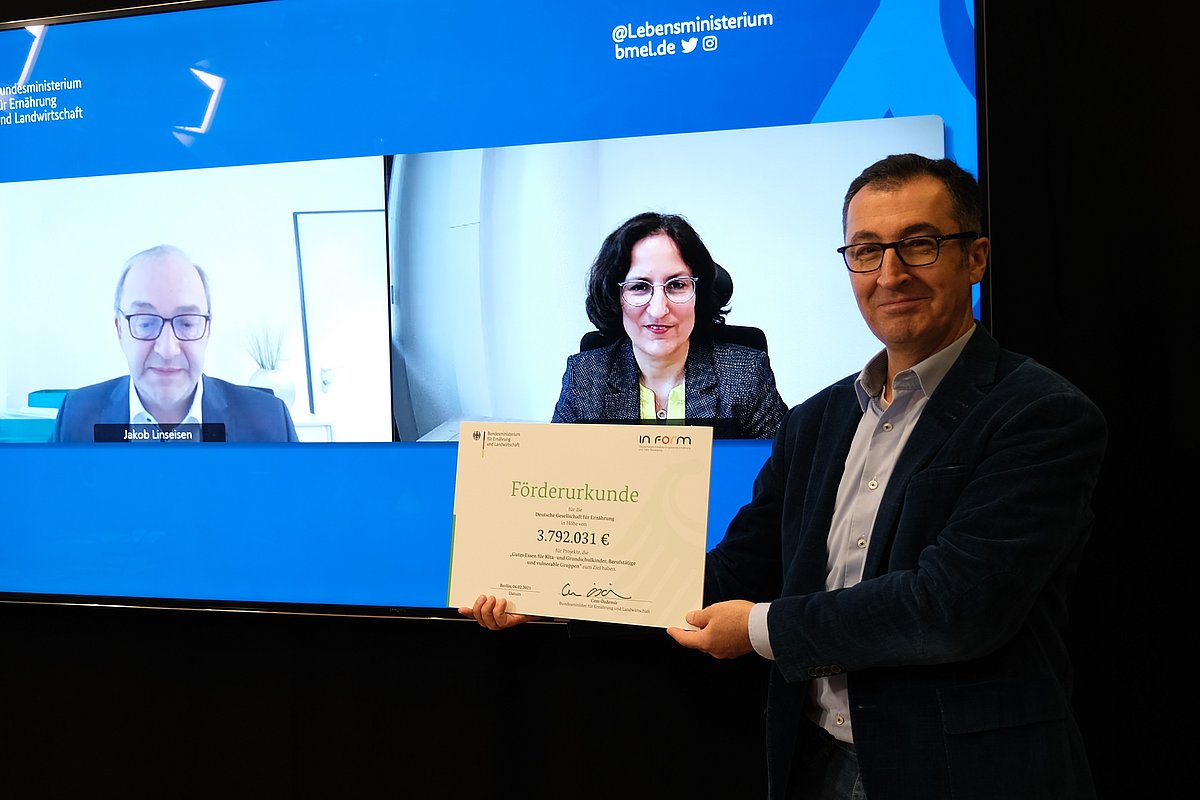 Übergabe Förderurkunde durch Bundesernährungsminister Özdemir an DGE