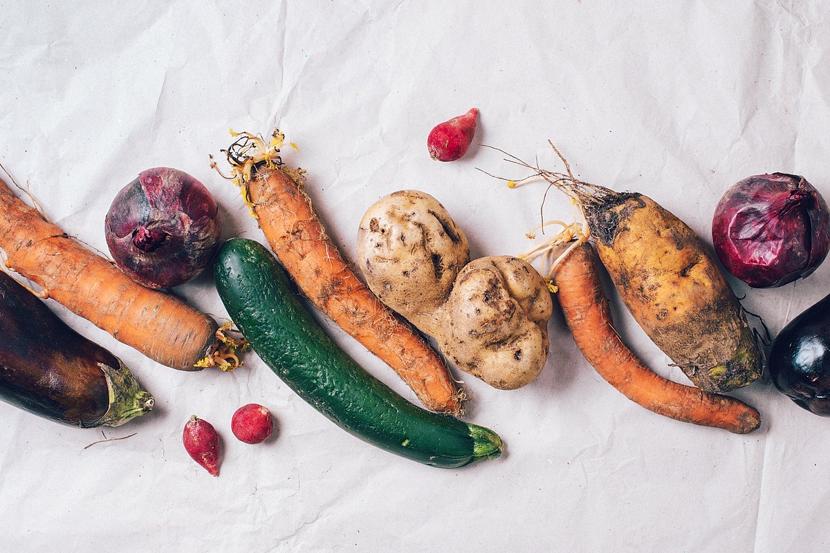 Verrottetes Gemüse liegt auf weißem Papier